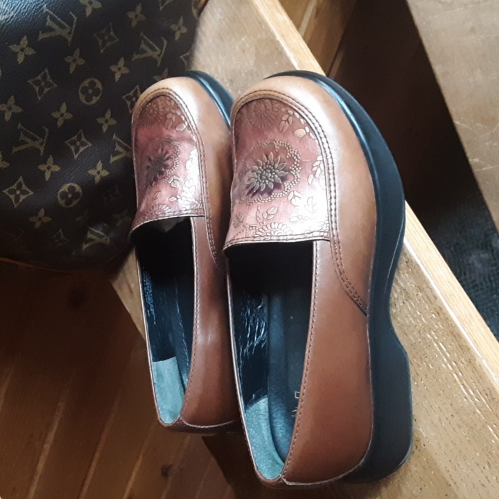 Dansko Shoes - Picture 3 of 10